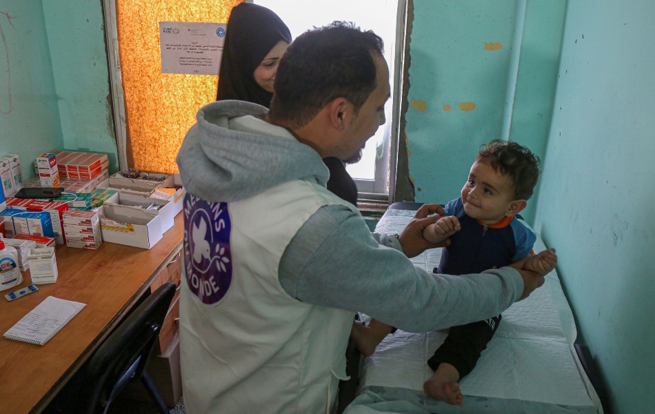 Kind wird in Gesundheitsstation in Gaza untersucht 