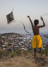 Ein Junge spielt mit seinem Drachen in einem Flüchtlingscamp, Bangladesch. Foto: A. Finistre 