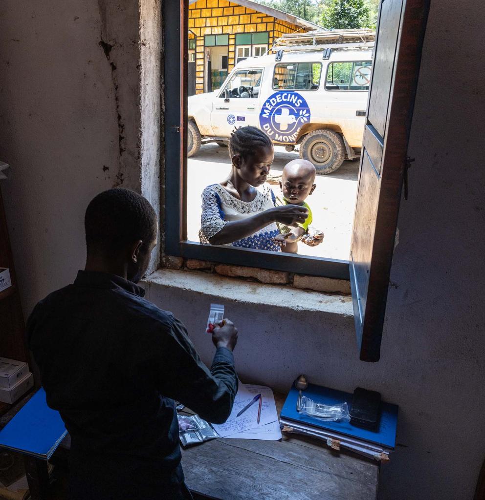 Eine Mutter und ihr Kind aus Masamba, DR Kongo, erhalten Medikamente von Ärzte der Welt. Foto: Alexis Aubin / Ärzte der Welt