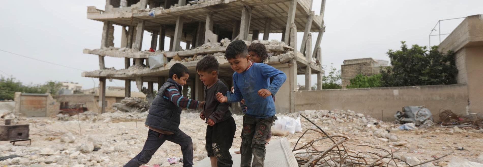 Spielende Kinder in Idlib, Syrien, nach dem Erdbeben 2023. Foto: Ärzte der Welt