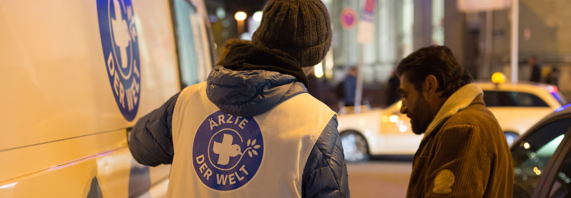 Ein Mitarbeiter von Ärzte der Welt im Gespräch mit einem Patient am Hauptbahnhof in München. Foto: Ärzte der Welt