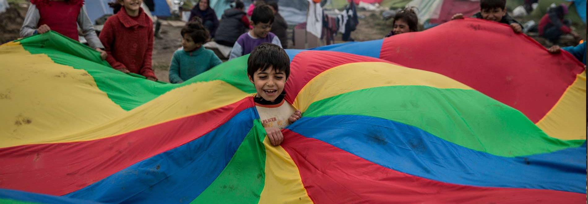 Kinder spielen in Flüchtlingscamp