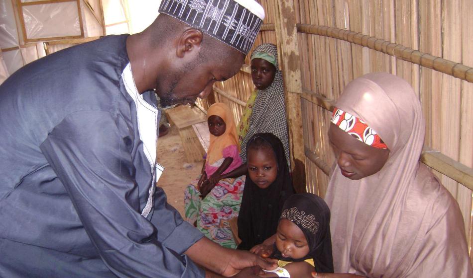 Ein Kleinkind wird in Nigeria auf Mangelernährung untersucht.