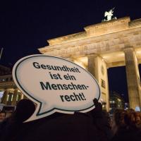 Demonstration vor dem Brandenburger Tor. Foto: Walter Wetzler