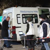 Bei einem Einsatz des Behandlungsbusses von open.med in München - Viele Menschen warten, bis sie an der Reihe sind, um sich vom Ärzteteam untersuchen zu lassen.