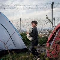 Ein Flüchtlingskind schläft im Freien 