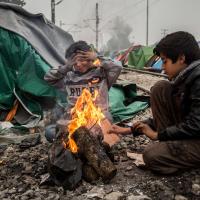 Rauch und Feuer gefährden die Gesundheit der Flüchtlinge. Foto: Olmo Calvo