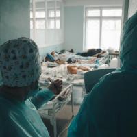 Patient*innen werden in der COVID-Station des Krankenhauses von Svetlodarsk (Regierungsbezirk Donetsk) behandelt. Foto: Pietro Chekal