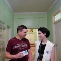 Patient der Psychiatrischen Klinik Kramatorsk mit Ärzte-der-Welt-Mitarbeiterin. Foto: Till Meyer.