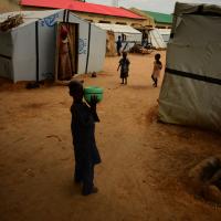 Menschen im Flüchtlingscamp von Damboa in Nigeria. Foto: Benedicte Kurzen