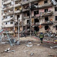 Ein durch Bombariderungen zerstörtes Haus in der Ukraine im Februar 2022. Foto: Shutterstock