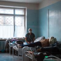 Ein Patient im Krankenhaus in Donezk, Ostukraine. Foto: Pietro Chekal