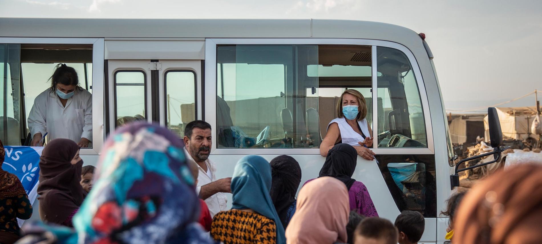 Glüchtete Menschen vor einem Bus von Ärzte der Welt im Libanon. Symbolbild: Arnaud Finistre