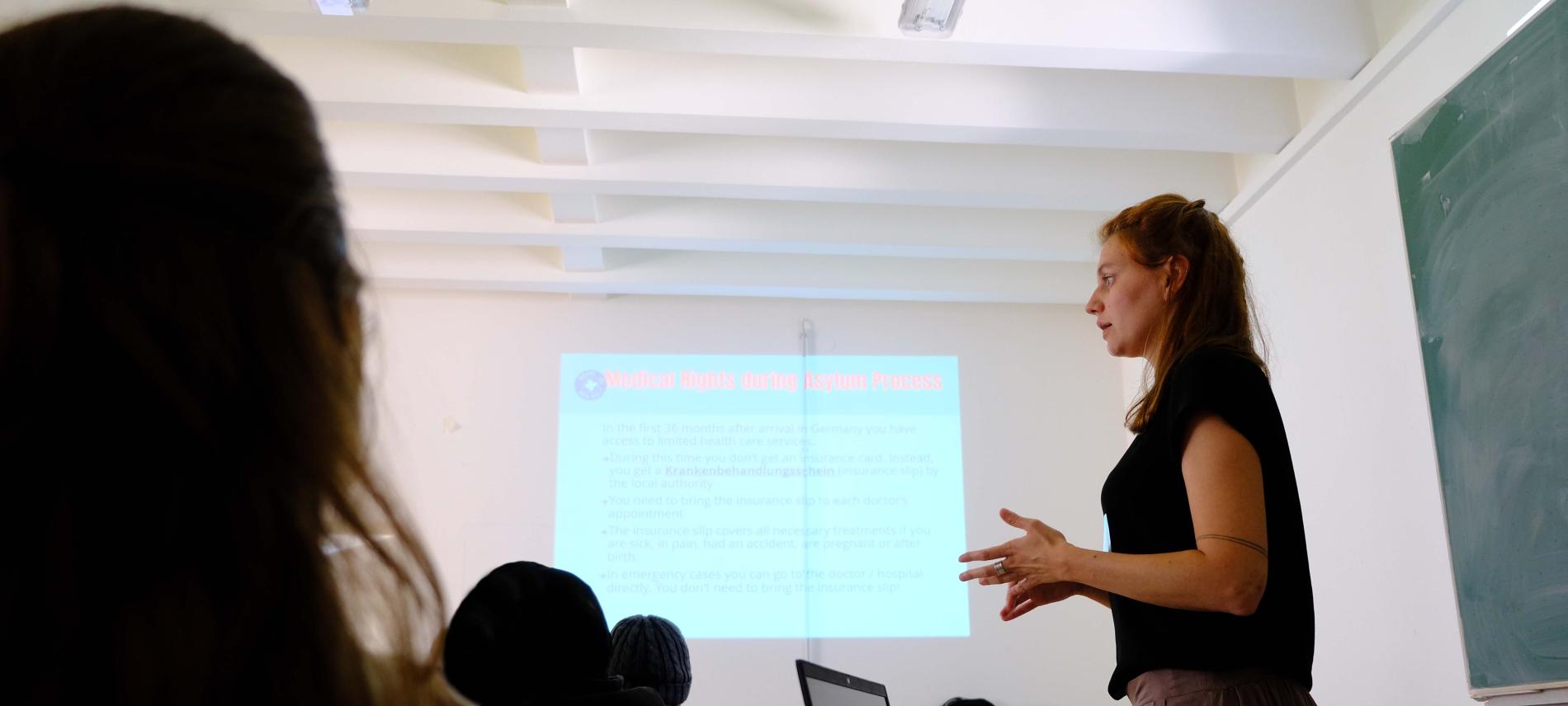 Lea Dannert bei einem reach.out-Workshop für geflüchtete Frauen. Foto: Ärzte der Welt