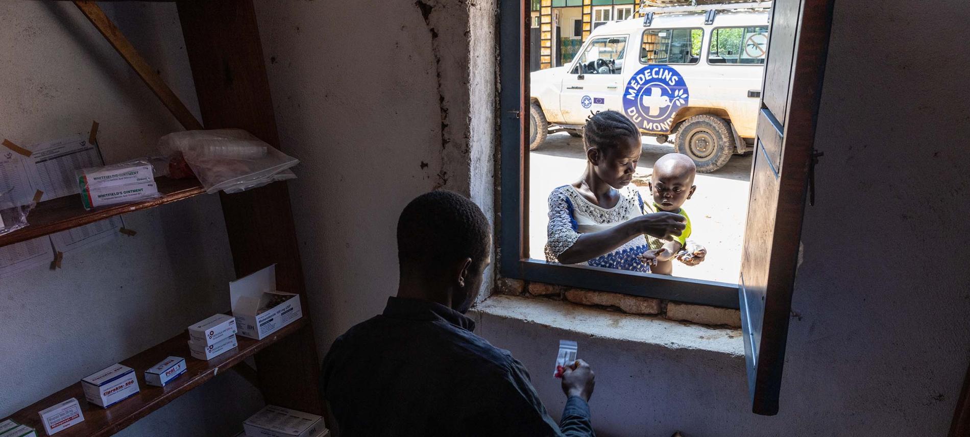 Eine Mutter und ihr Kind aus Masamba, DR Kongo, erhalten Medikamente von Ärzte der Welt. Foto: Alexis Aubin / Ärzte der Welt