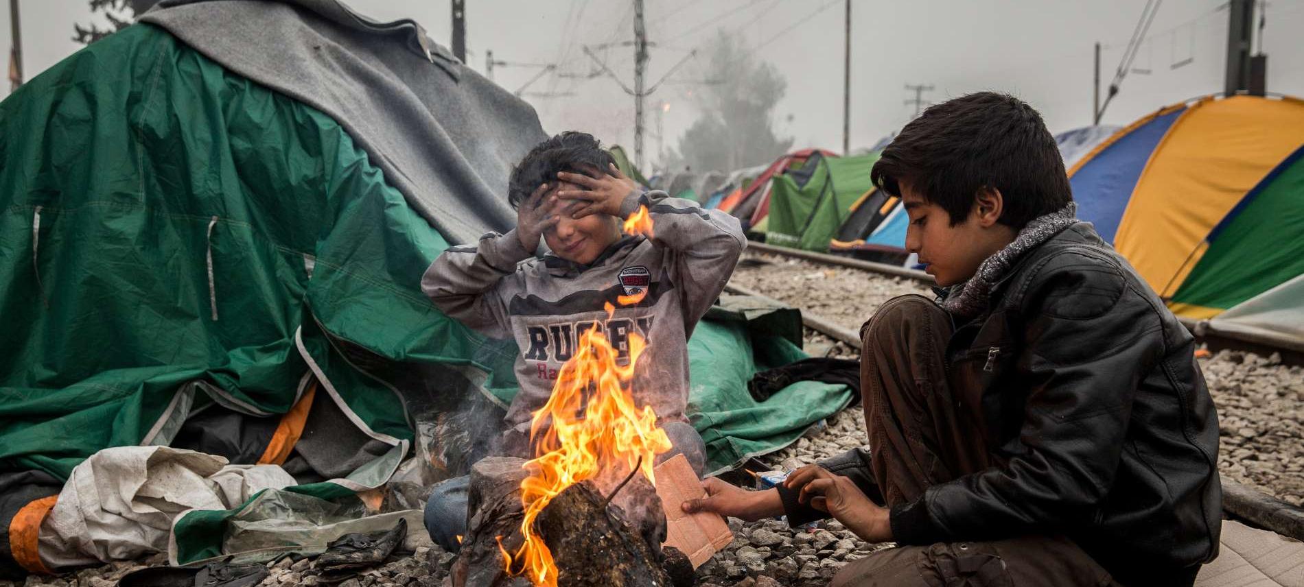 Rauch und Feuer gefährden die Gesundheit der Flüchtlinge. Foto: Olmo Calvo