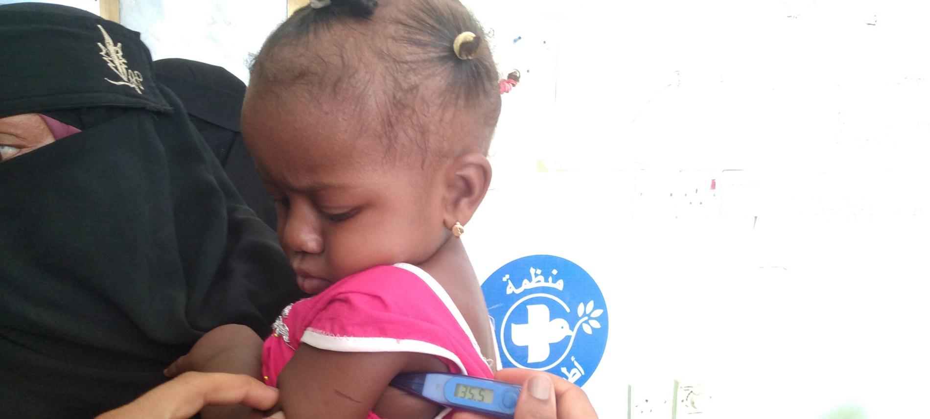Ein Mädchen im Jemen wird bei Ärzte der Welt behandelt. Foto: Ärzte der Welt