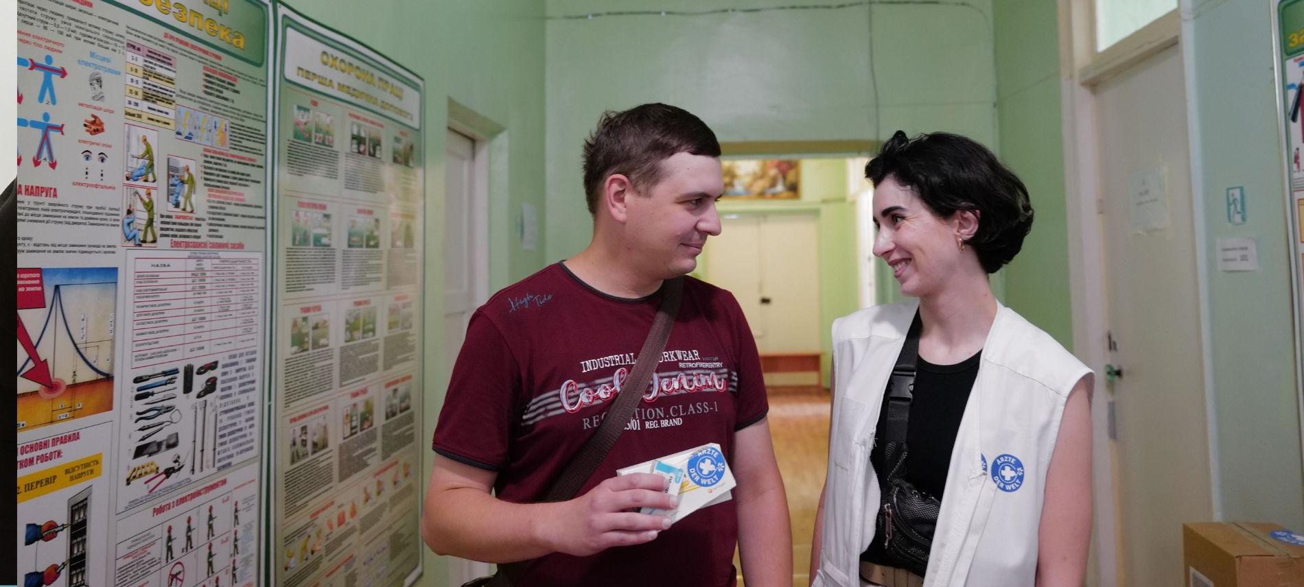 Patient der Psychiatrischen Klinik Kramatorsk mit Ärzte-der-Welt-Mitarbeiterin. Foto: Till Meyer.