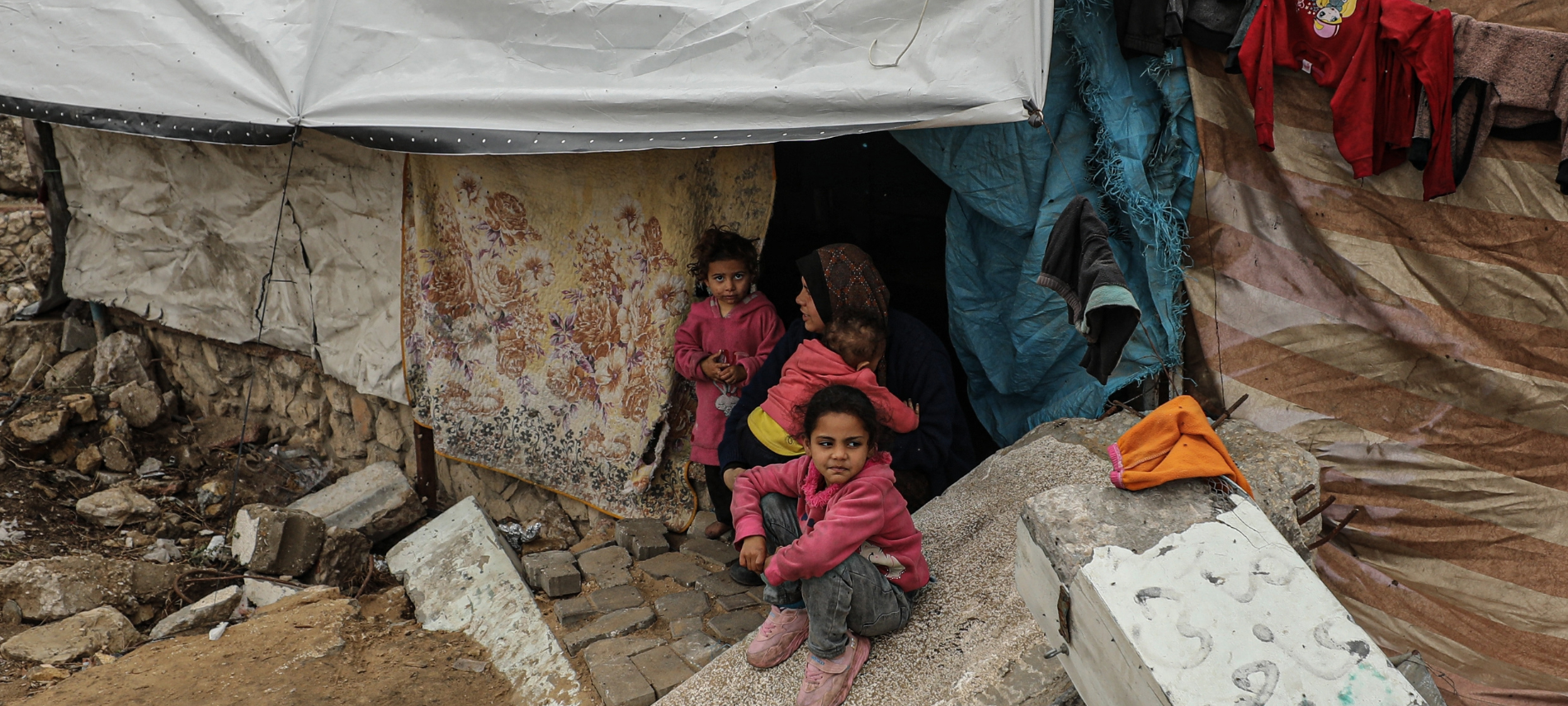 Menschen aus Gaza, die in einer Notunterkunft zwischen Trümmern Zuflucht gefunden haben. Foto: Dawoud Abo Alkas