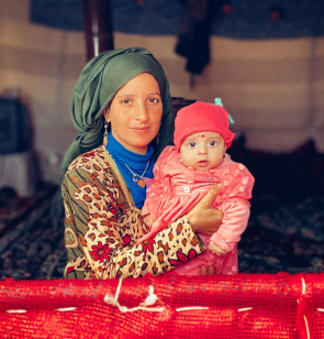 Eine Frau und ihr Kind nach dem Erdbeben 2023 in Idlib im Nordwesten Syriens.