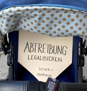 Kinderwagen mit Protestschild. Foto: Ärzte der Welt 