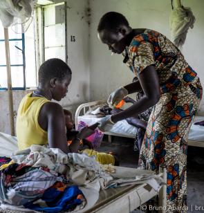 Medizinische Basisversorgung im Südsudan. Foto: Bruno Abarca